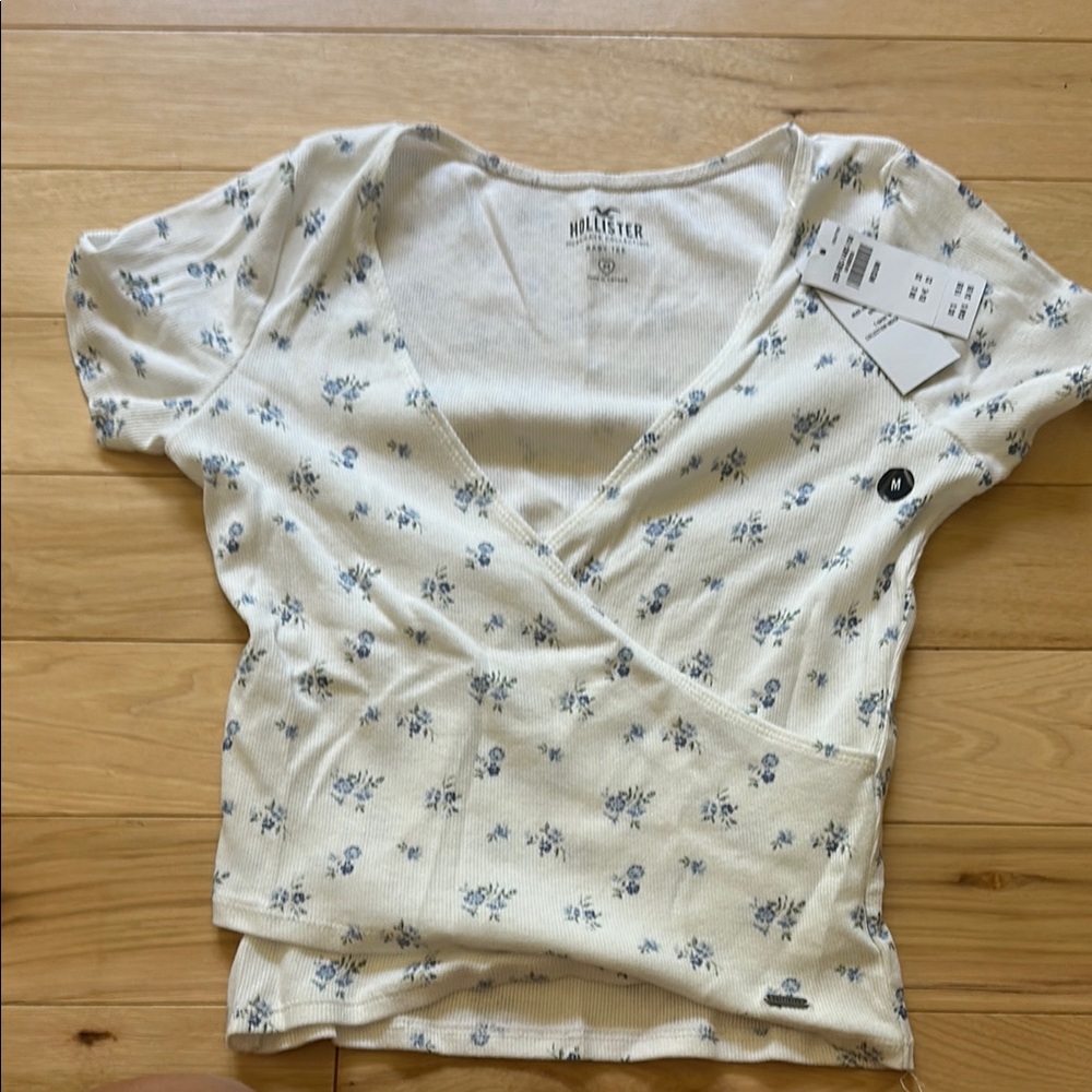 Hollister Women's Cream and Blue Floral Top